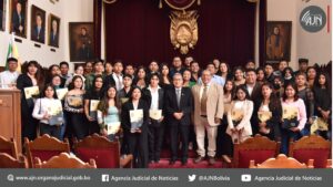 Universidad San Simon de Cochabamba otorga organigrama del TSJ elaborado por los estudiantes al Decano de la alta institución