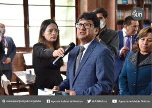 Magistrado Berrios entrega libros de su autoría para la nueva biblioteca de la Escuela de Jueces del Estado