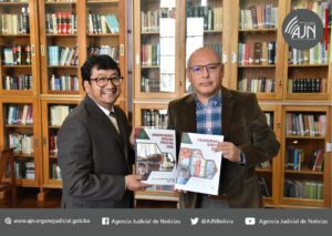 Magistrado Berrios entrega libros de su autoría al Presidente del Tribunal Supremo de Justicia para la biblioteca institucional