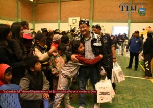 El Magistrado Juan Carlos Berrios Albizu entregó regalos a niñas y niños de la urbanización Llontop y la zona solidaridad de la ciudad de el Alto