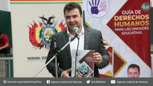 Magistrado del TSJ presenta una guía de derechos humanos que busca disminuir la violencia en unidades educativas y familias cruceñas