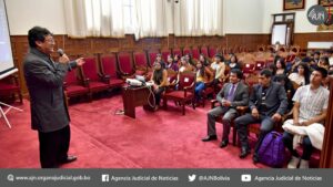 Decano del TSJ recibe a estudiantes de la UPDS Potosi a quienes impartió un taller sobre el código procesal civil