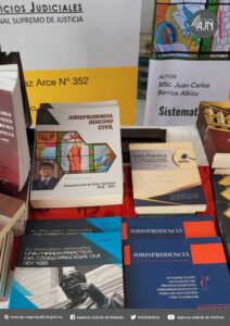 Decano del TSJ expone libros de su autoría en feria nacional de libros jurídicos y jurisprudenciales en Villazón